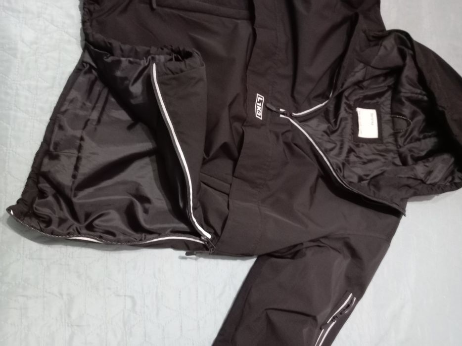 Geaca bărbați neagră, mărime M, marca Bershka, geaca este purtată