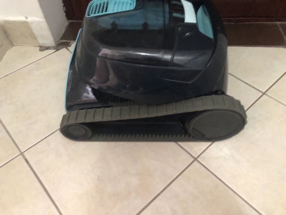 Robot aspirator piscina fara fir Dolphin Liberty 300 sau s300