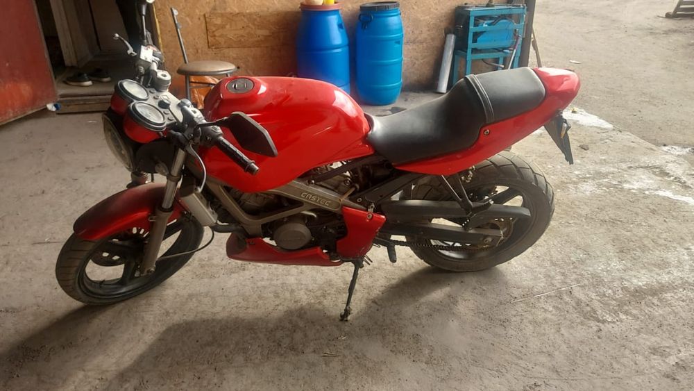 Honda- V T- 250.