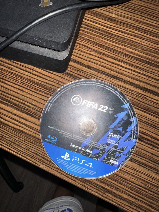 Vand ps 4 slim 1 tb negru cu 2 manete