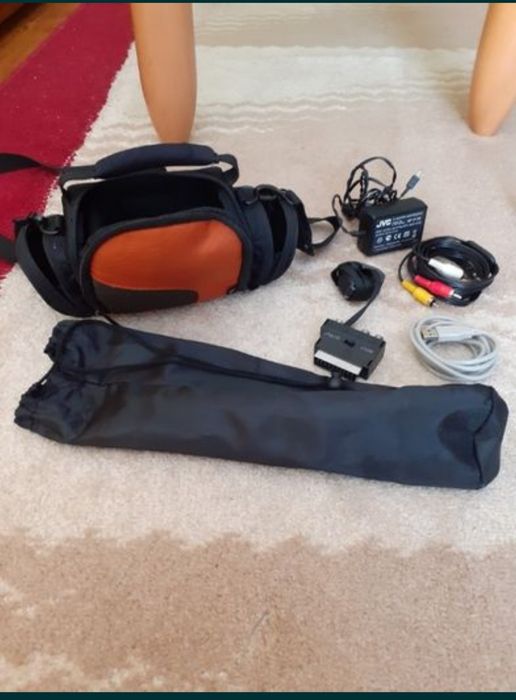 Vând camera video JVC