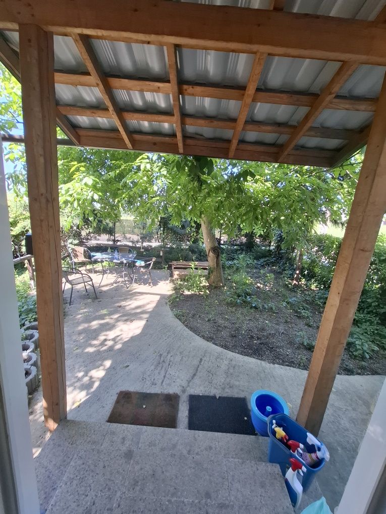 Miroslava în spatele biroului notarial casă 3 cam p+ m
