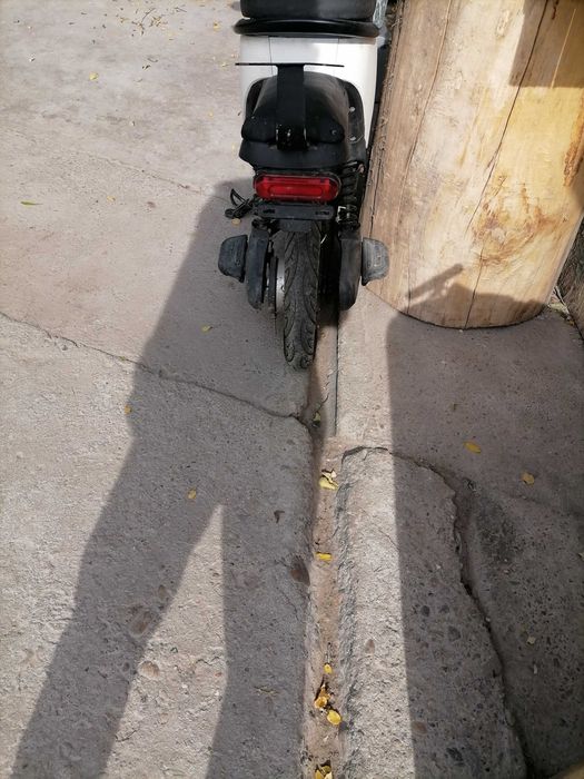 Vând scuter fără baterii