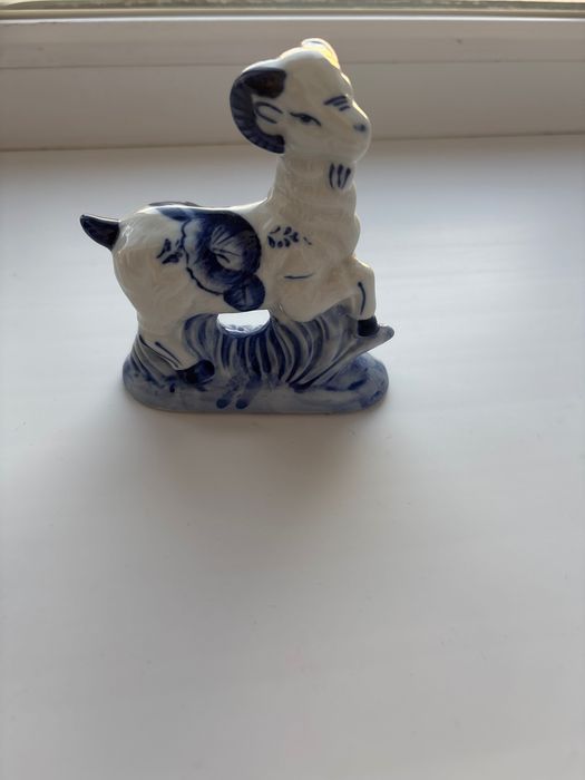 Статуэтка козла , 10,5 см в высоту .