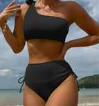 Costum de baie pe un umar