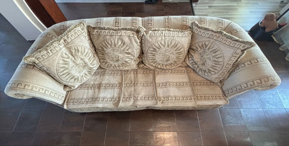 Комплект мека мебел: диван и два фотьойла в добро състояние.