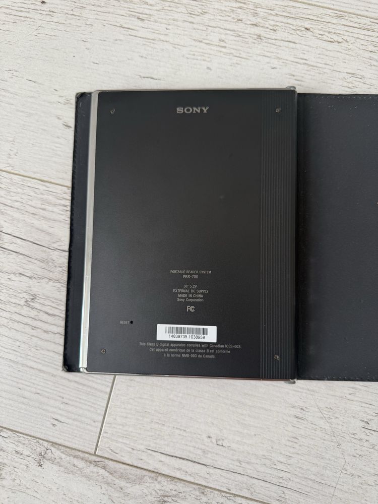 Ebook reader cu display luminat