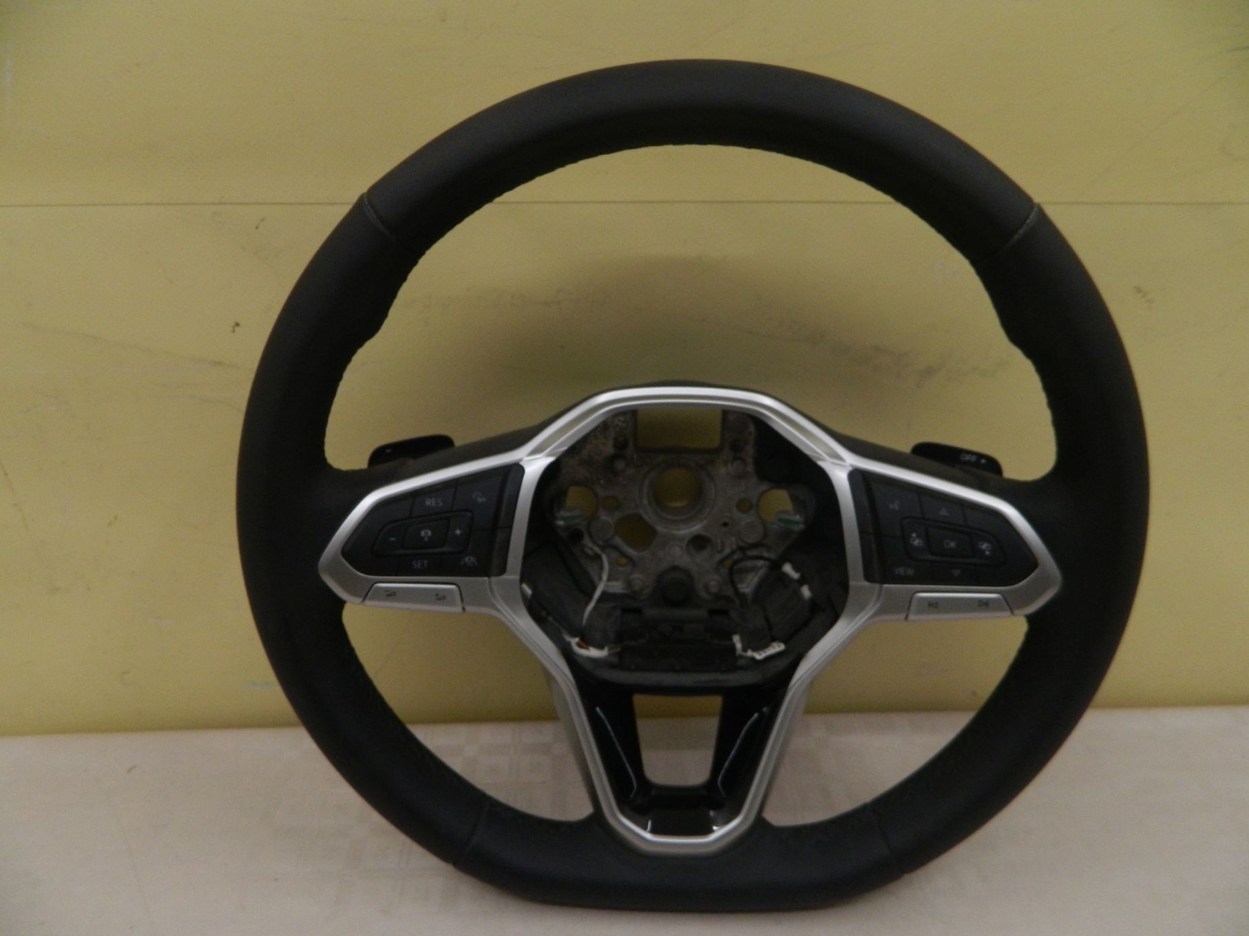 Volan piele VW Passat / Tiguan / Golf 8, 2015, 2016, 2017, 2018, 2019, 2020, 2021, 2022, 2023, 2024, cod origine 3G0419089. Cu comenzi si padele.