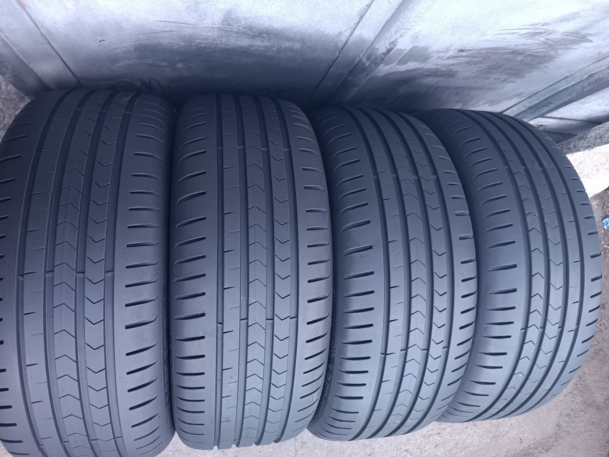 215/45/17 Vredestein