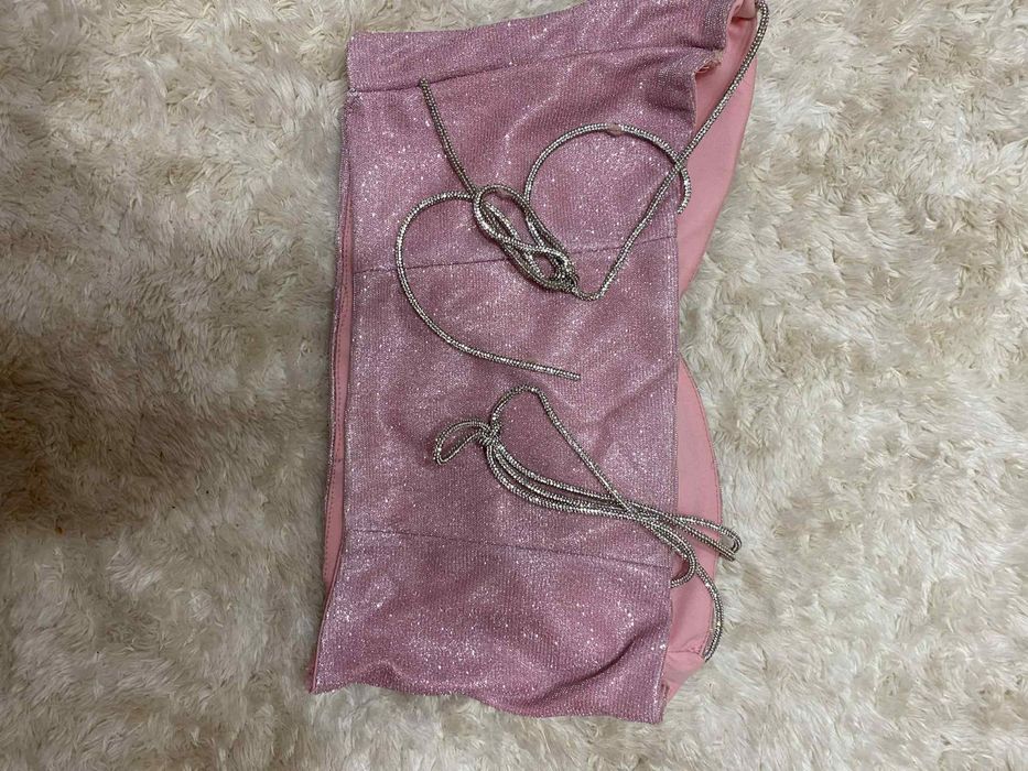 Топ с акцент на презрамките