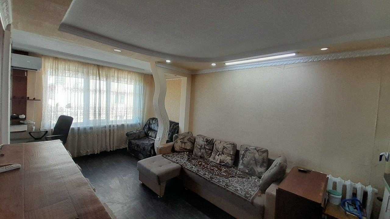 Продам 3 к квартиру студию, на 5/5 на 6 мкр,