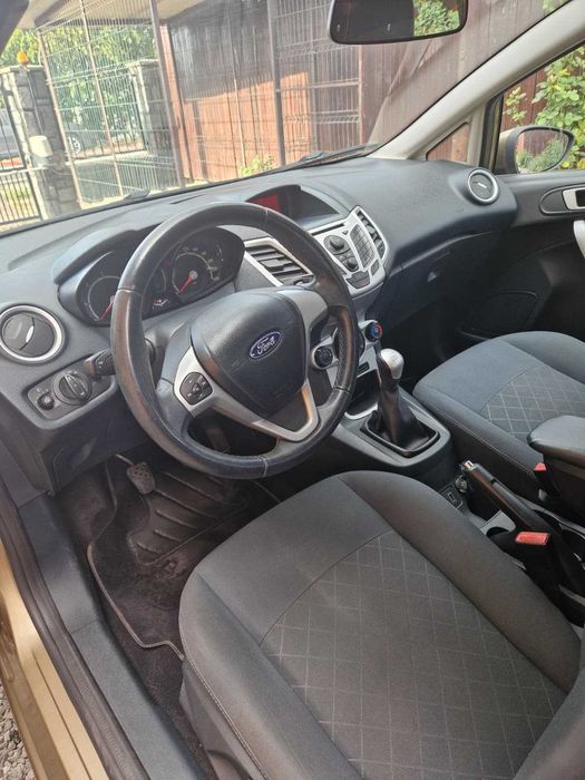 Vând Ford Fiesta 1.6 TDCi 2011 - Km reali + set anvelope iarnă bonus