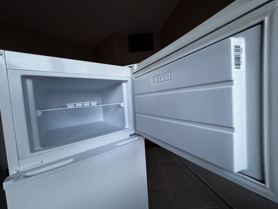 Хладилник с фризер Crown