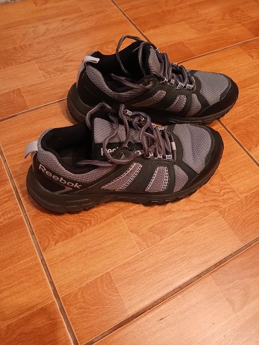 Vând adidași fete mărimea 36...120 ambele perechi