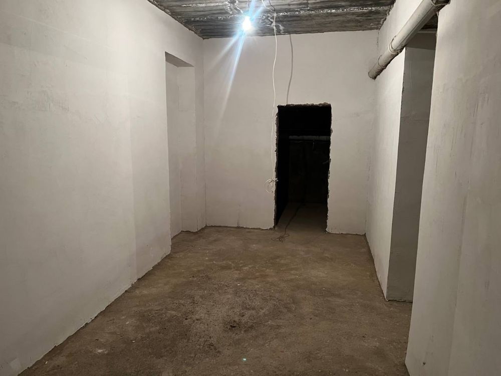 Полупадвал- 216м2 сотилади  1кв 230$ дан