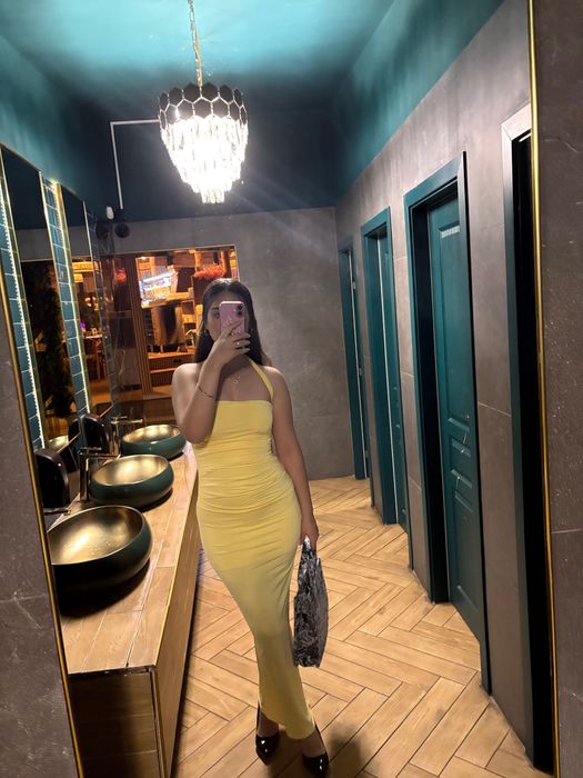 Жълта еластична рокля за излизания, официални поводи.