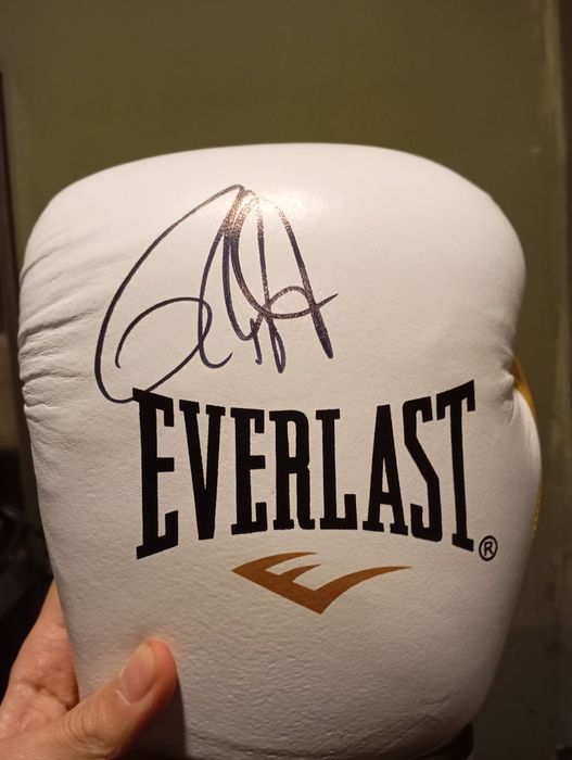 Перчатка с автографом Роя Джонса младшего