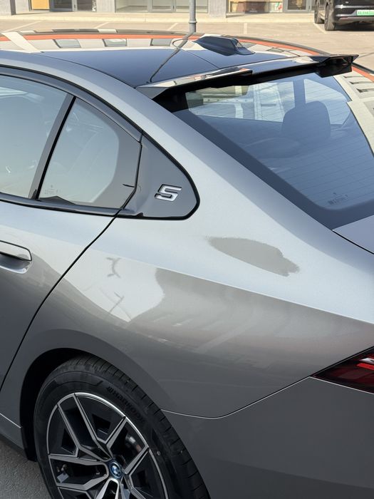 BMW i5 35L v nalichii