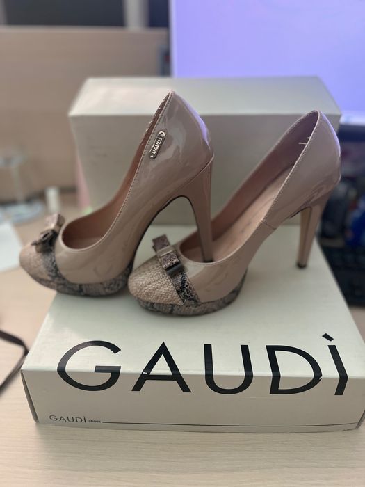 Обувки Gaudi на платформа