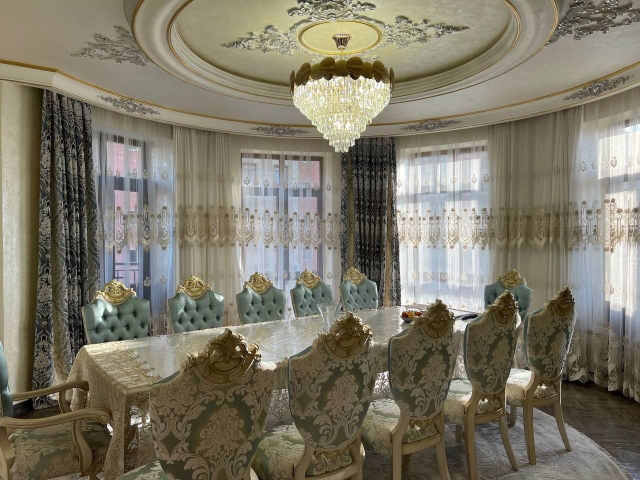 Продаётся мебель комплект стол стулья и сервант