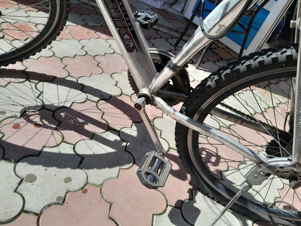 Vând bicicleta nu are frâna pe spate și nu prea merge bratul la pedala