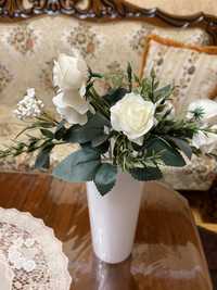 Декоративные цветы с вазой