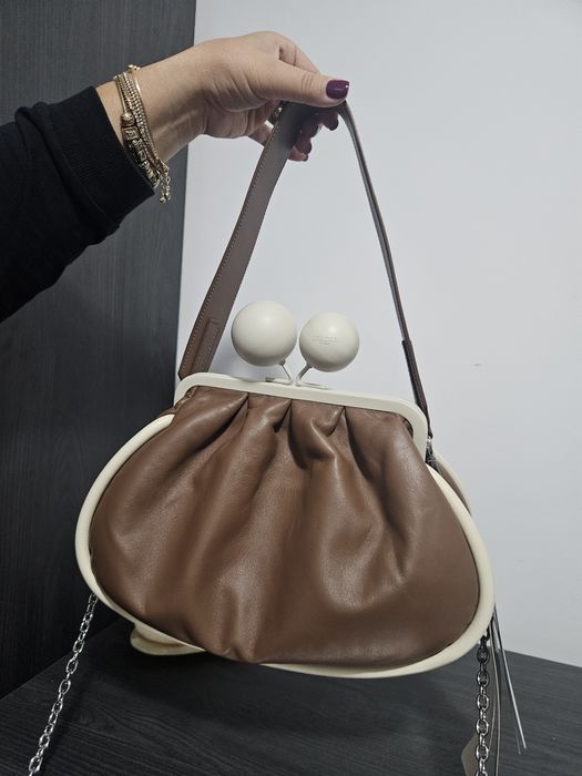 Geanta Max Mara.