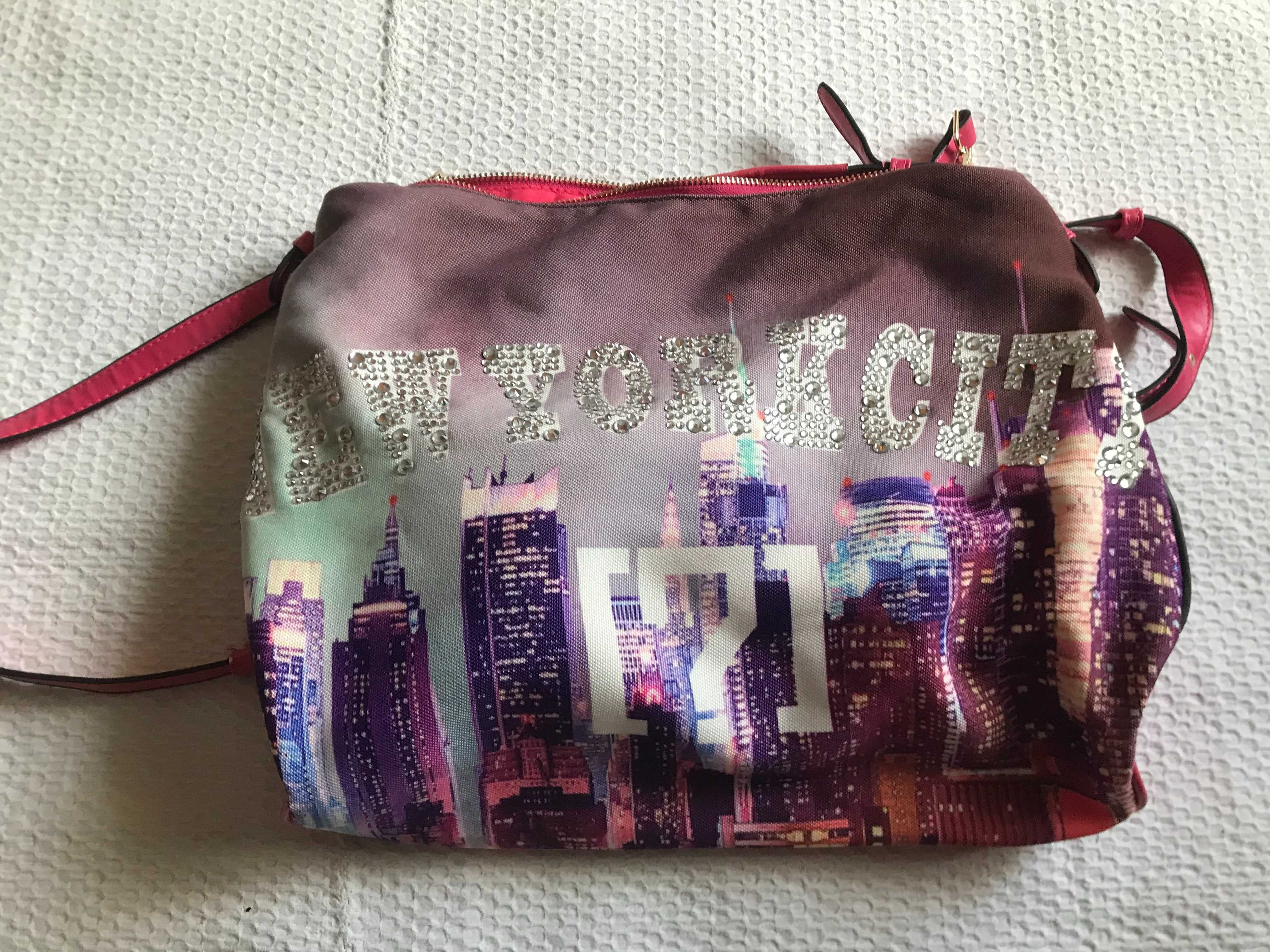 червена чанта New York City