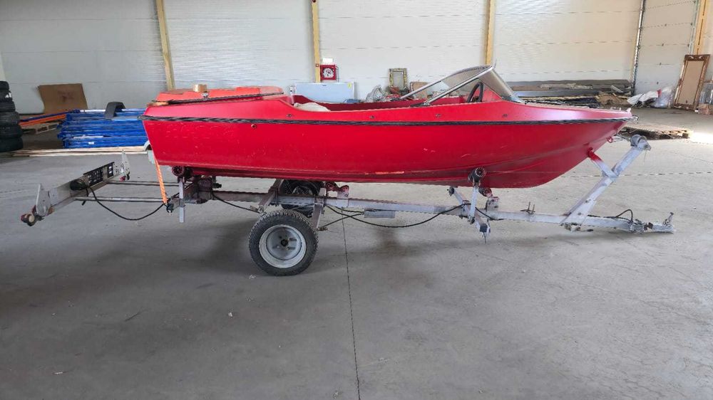 Vand barca (cu motor 20cp) si peridoc