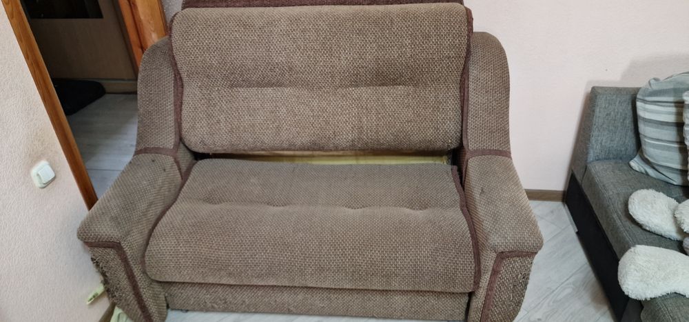 Продаёт раскладной диван