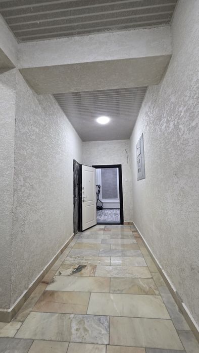 2xonali xonadon sotiladi, yangi xech km yashamagan. To'liq tamirlangan