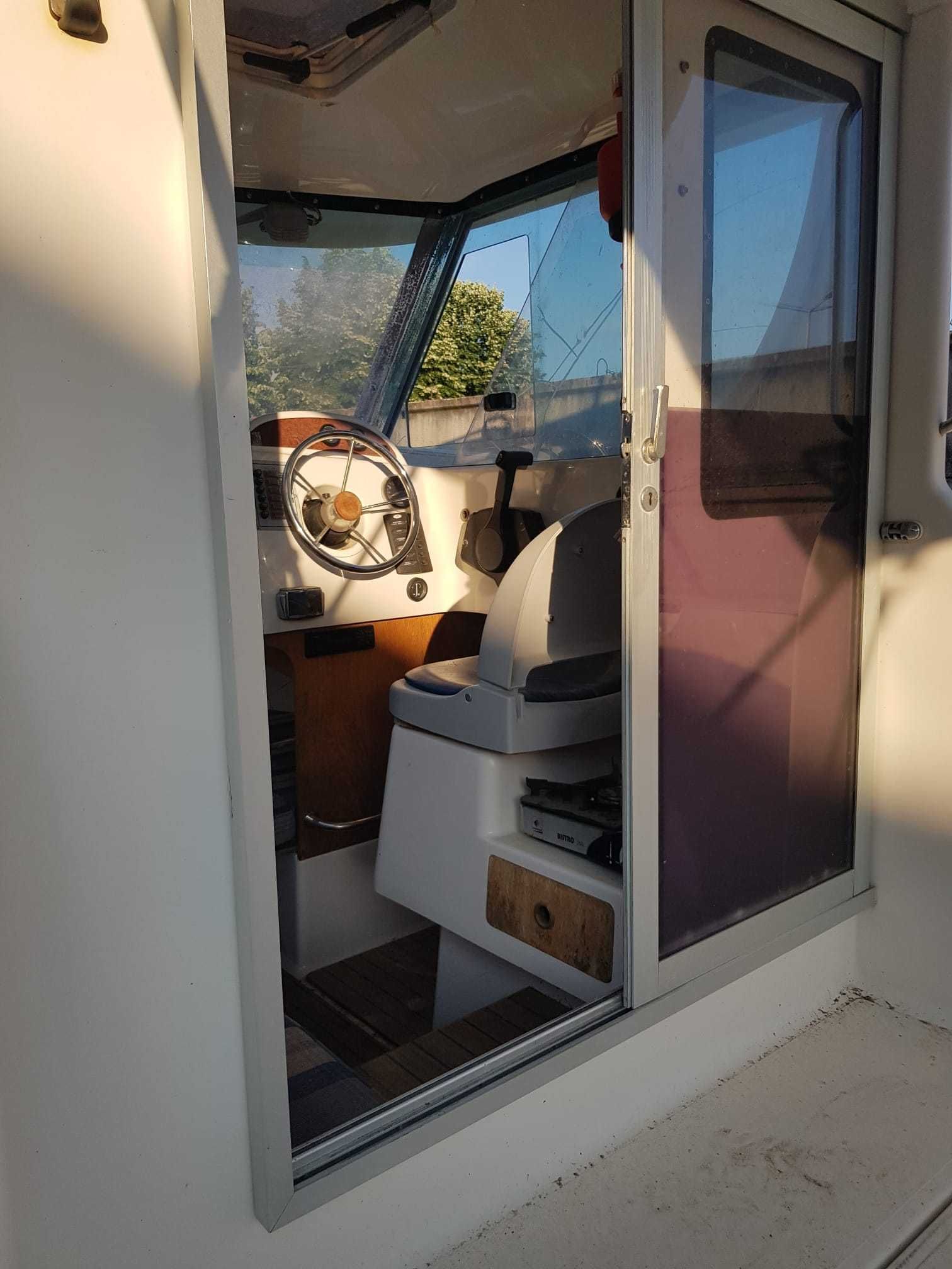 Vand barca cabinata QuickSilver