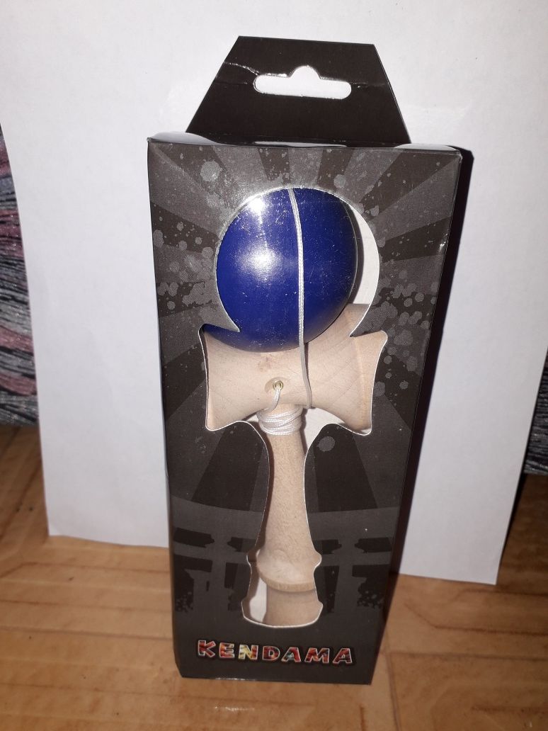 Kendama momki noua albastră.