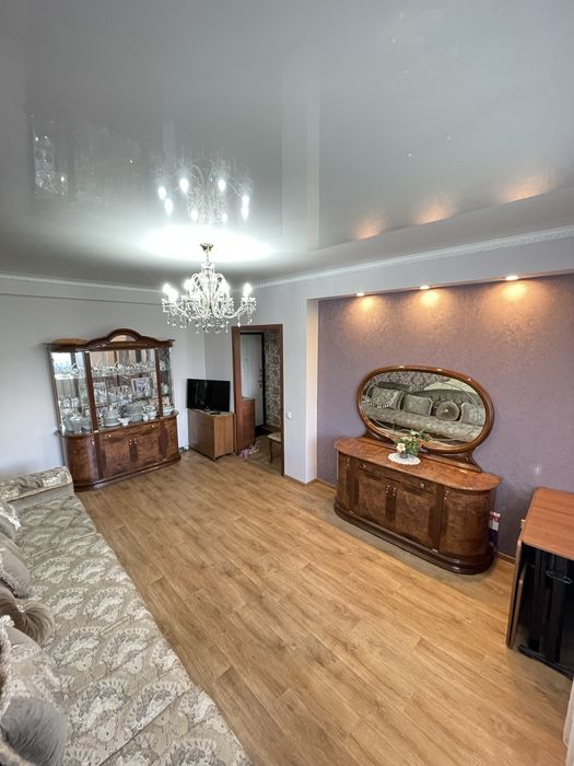 Продам итальянский сервант по выгодной цене