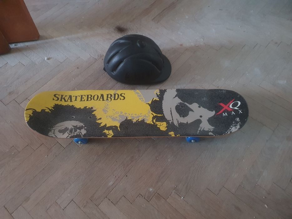 Skateboard si casca cap