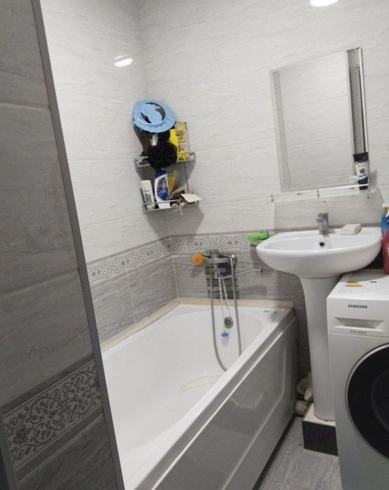 Oybek metro 3 bekat uzoqlikda kvartira bor