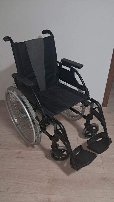 Scaun cu rotile pliabil