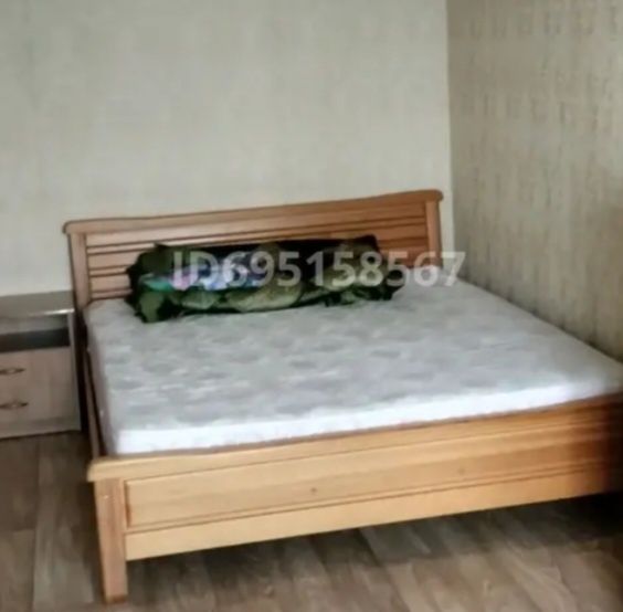 Продам двухспальную кровать с матрасом.