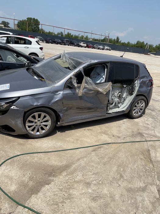 Dezmembrez Peugeot 308 2019 1.2 81KW 15000 Km