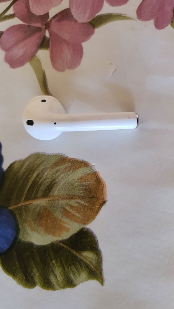 Продам левый ухо и правый ухо от Airpods 2