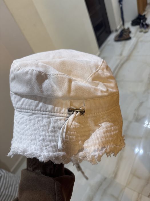 Бяла шапка Jacquemus