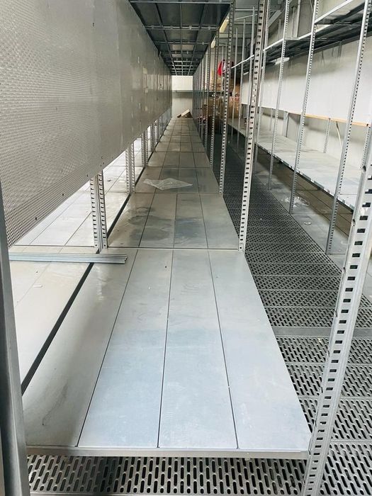Vandem rafturi zincate pentru marfuri usoare