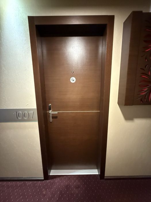 Интериорна дървена врата от естествен фурнир