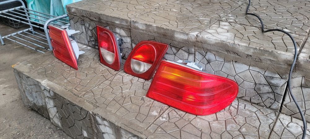 Продам заднюю оптику мерседес 210