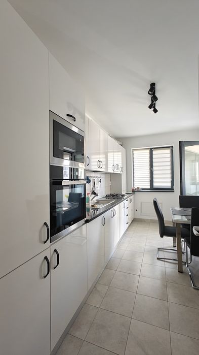 Vand apartament 2 camere ( 70mp) și loc de parcare.