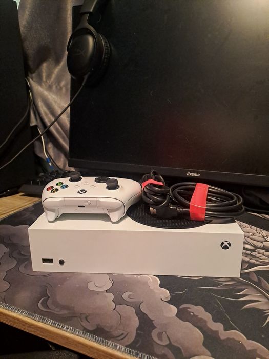 Xbox series S cu cablu HDMI si o maneta