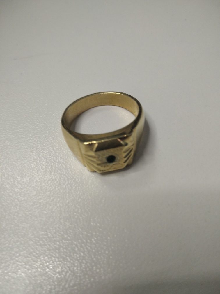 Златен пръстен с печат 18к и камък