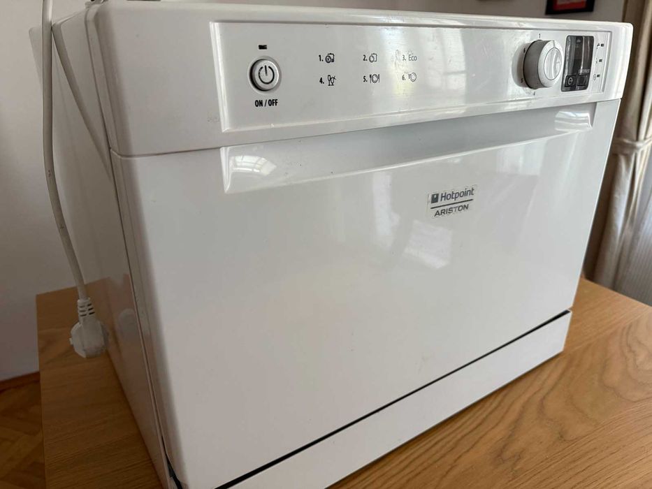 Много добре запазена малка съдомиялна Hotpoint ARISTON