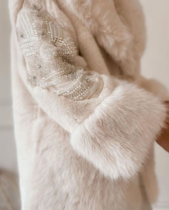 Палто от еко косъм , бяло с бродерия