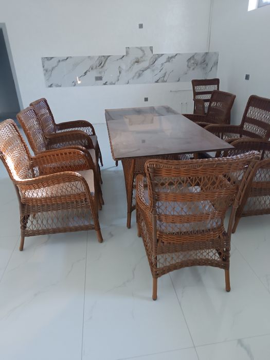Продается стол и стулья( новый ) из искусственного ротанга